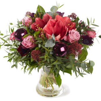 Kerstboeket Christianne met koraalrode amaryllis, roze rozen en paarse anemonen