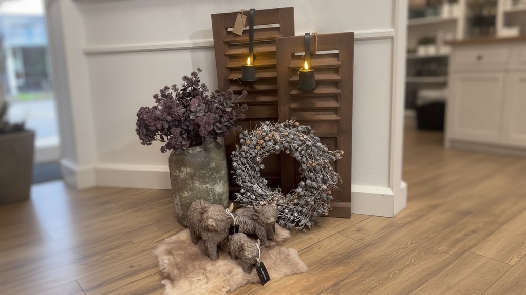 Een verzameling van landelijke woonaccessoires en verse bloemen in de bloemenwinkel.