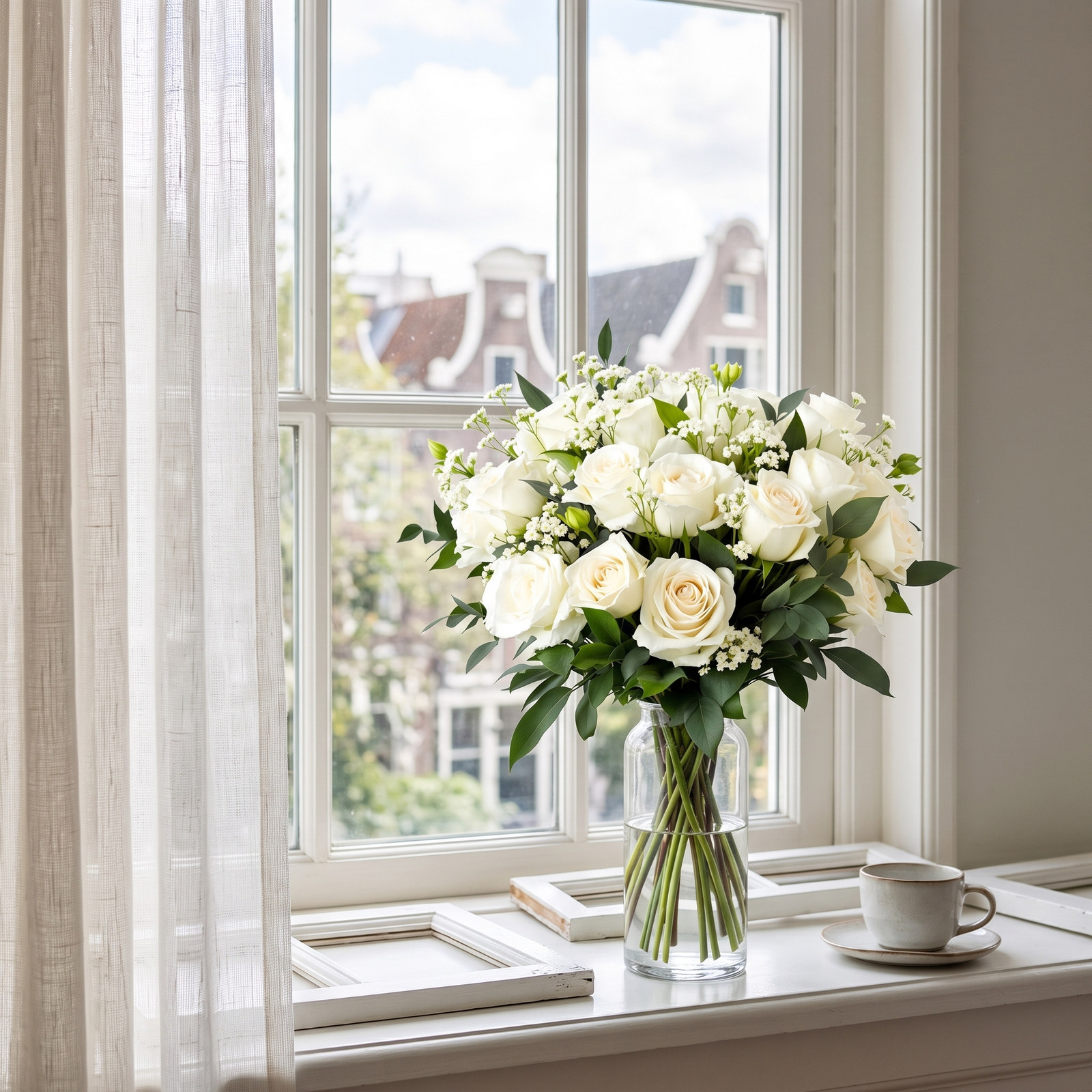 Wit boeket van de bloemist met witte rozen, gipskruid en eucalyptus in een vaas bij iemand thuis