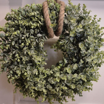 Zijden eucalyptuskrans met frisgroen blad aan een jute touw